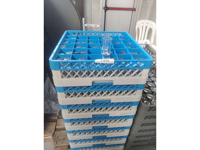 Lot van + 500 jeneverglaasjes incl korven (500x) - afbeelding 1 van  2