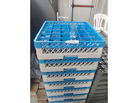 Lot van + 500 jeneverglaasjes incl korven (500x) - afbeelding 1 van  2