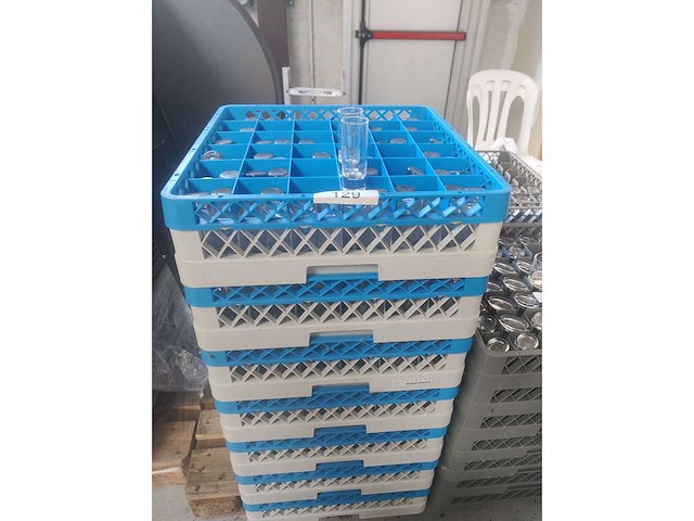 Lot van + 500 jeneverglaasjes incl korven (500x) - afbeelding 2 van  2