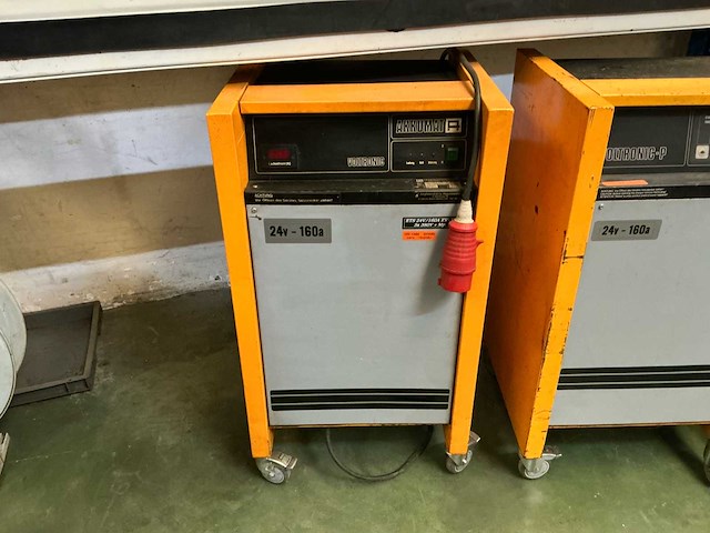Lot van 7 jungheinrich opladers heftruck toebehoren - afbeelding 9 van  15