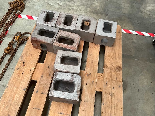Lot van 7 stuks iso twistlock hoekstukken / corner castings voor zeecontainers - afbeelding 1 van  1