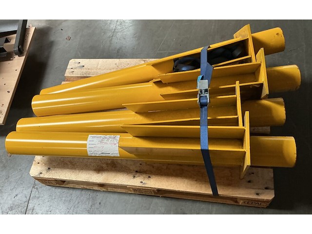 Lot van 8 gele stalen profielpalen / aanrijdbeveiligingpalen (dia. 114 mm - in te betonneren) - afbeelding 1 van  4