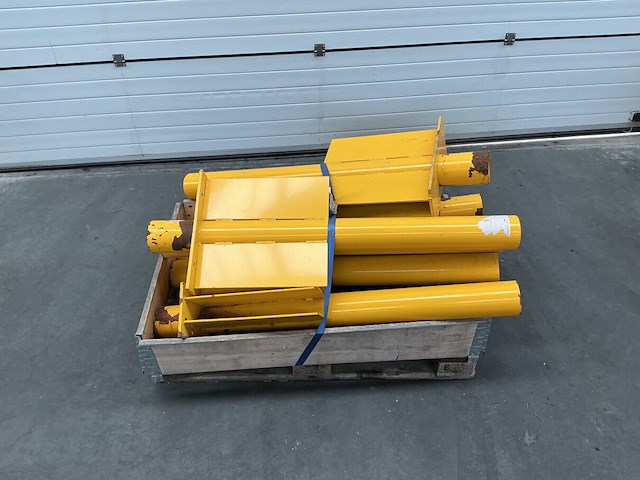Lot van 8 gele stalen profielpalen / aanrijdbeveiligingpalen (dia. 114 mm - in te betonneren) - afbeelding 2 van  4