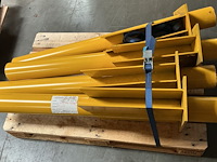 Lot van 8 gele stalen profielpalen / aanrijdbeveiligingpalen (dia. 114 mm - in te betonneren) - afbeelding 1 van  4