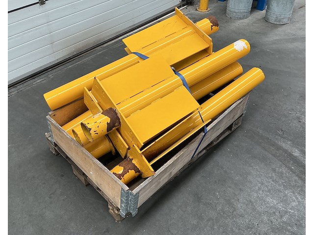Lot van 8 gele stalen profielpalen / aanrijdbeveiligingpalen (dia. 114 mm - in te betonneren) - afbeelding 3 van  4