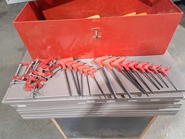 Lot van diverse handgereedschappen - afbeelding 2 van  64