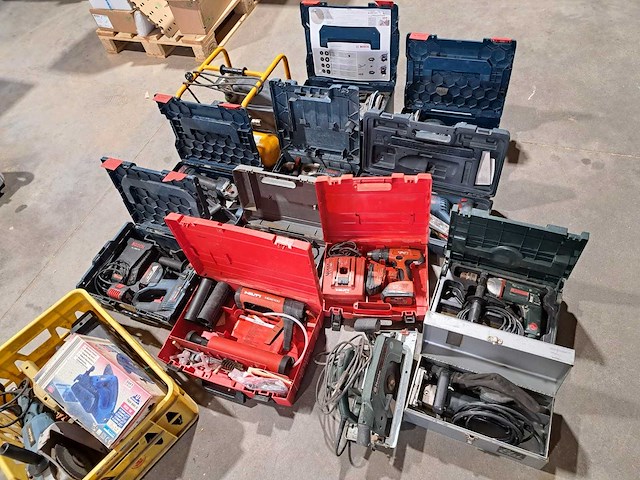 Lot van diverse handgereedschappen - afbeelding 1 van  64