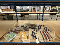 Lot van gehaakte tasjes, inlegzolen en veiligheidsspelden