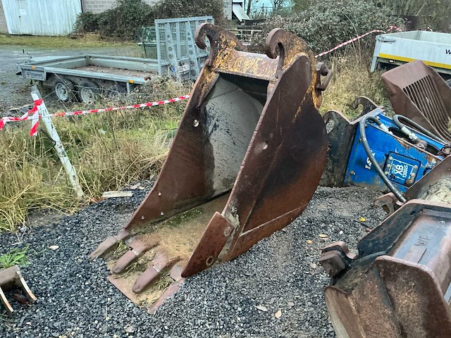 Lot van graafbak met tanden. - afbeelding 1 van  9