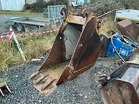 Lot van graafbak met tanden. - afbeelding 1 van  9