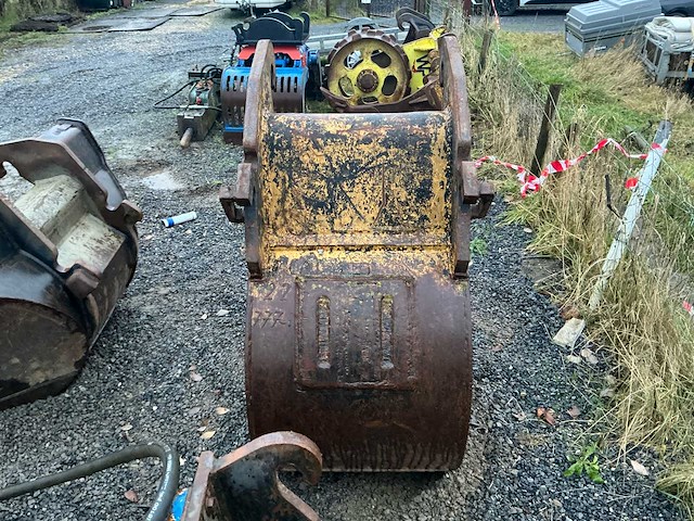 Lot van graafbak met tanden. - afbeelding 4 van  9