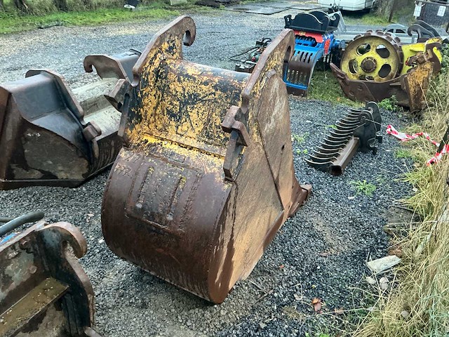 Lot van graafbak met tanden. - afbeelding 5 van  9
