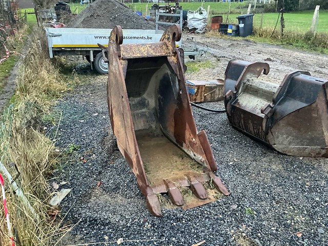Lot van graafbak met tanden. - afbeelding 6 van  9