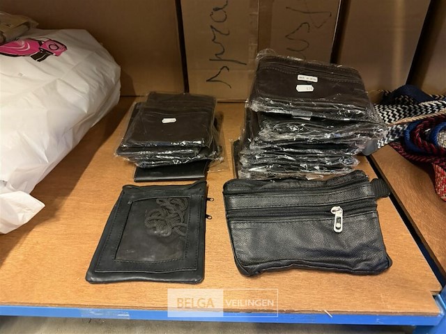 Lot van heuptasjes en geldbeugels - afbeelding 1 van  5