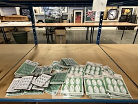 Lot van kleine huishoudelijke bevestigingsartikelen