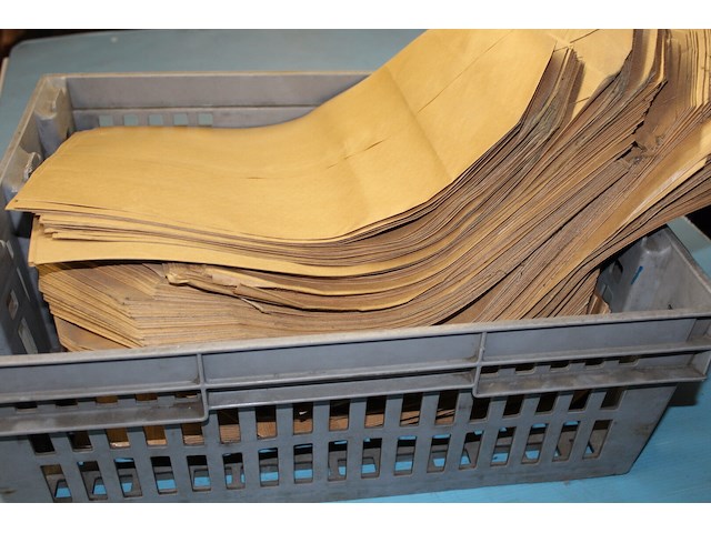 Lot van min. 400 zakken met plastiek bak - afbeelding 1 van  2