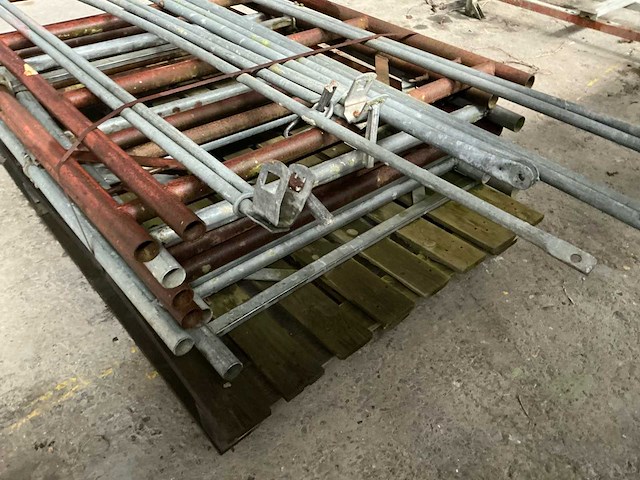 Lot van steigers - afbeelding 2 van  11