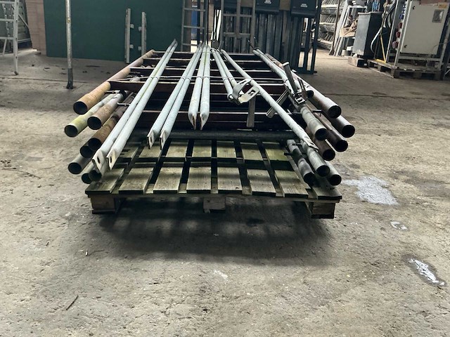 Lot van steigers - afbeelding 3 van  11