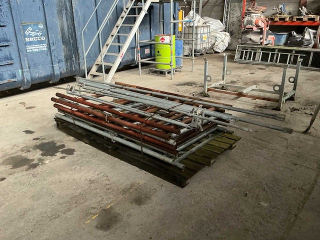 Lot van steigers - afbeelding 1 van  11