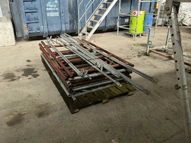 Lot van steigers - afbeelding 4 van  11
