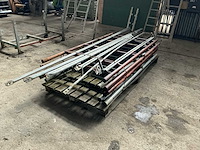 Lot van steigers - afbeelding 9 van  11