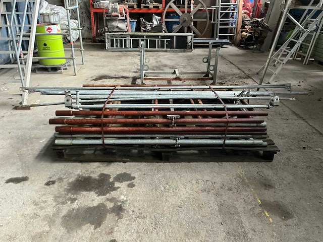 Lot van steigers - afbeelding 10 van  11