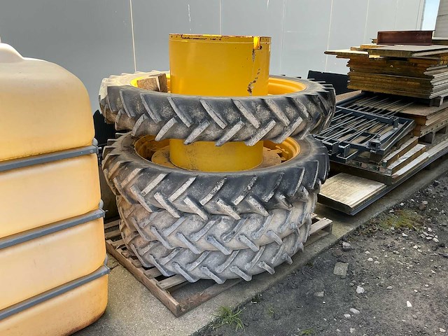 Lot van tractorwielen - afbeelding 1 van  6