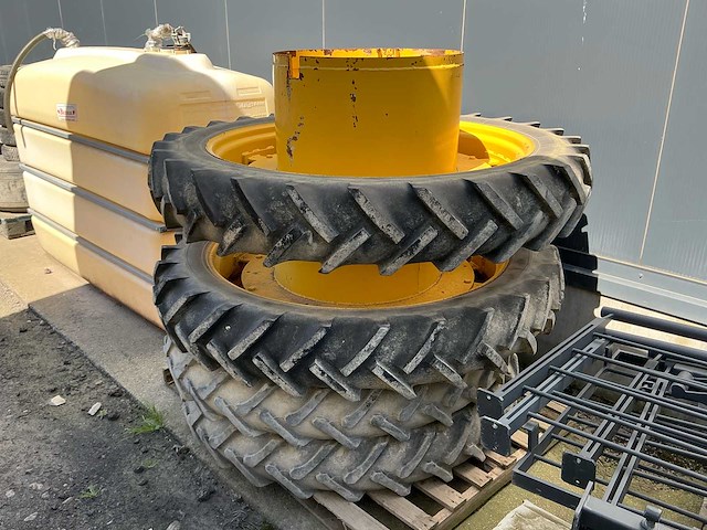 Lot van tractorwielen - afbeelding 2 van  6