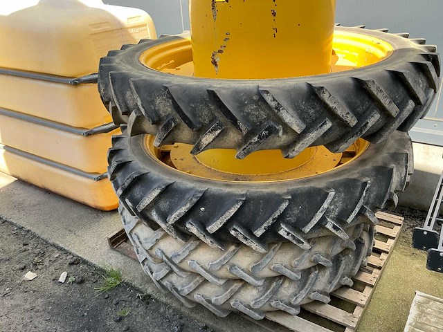Lot van tractorwielen - afbeelding 3 van  6