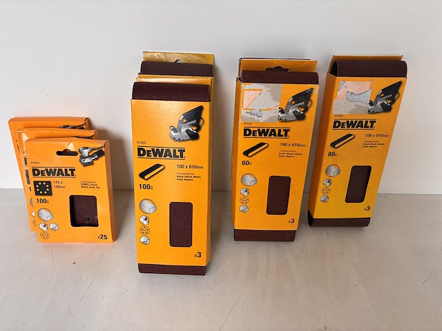 Lot van verschillende dewalt schuurbanden/vellen - afbeelding 1 van  3