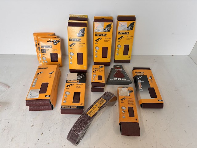Lot van verschillende dewalt schuurbanden/vellen - afbeelding 2 van  3