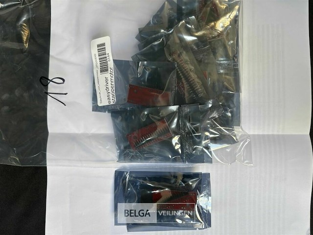 Lot van verschillende elektronische componenten - afbeelding 3 van  15