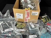 Lot van verschillende elektronische componenten - afbeelding 1 van  15