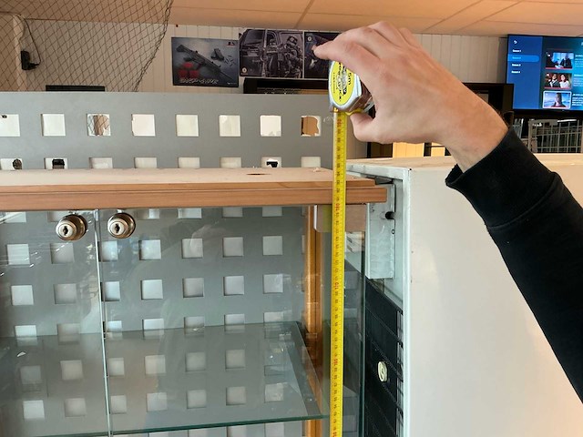 Lot van vitrine kasten winkel meubilair - afbeelding 2 van  11