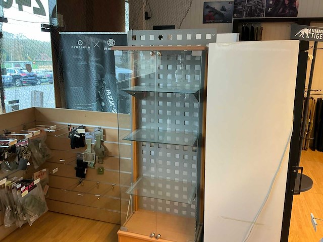 Lot van vitrine kasten winkel meubilair - afbeelding 4 van  11