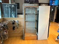 Lot van vitrine kasten winkel meubilair - afbeelding 5 van  11