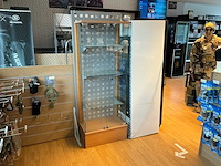 Lot van vitrine kasten winkel meubilair - afbeelding 6 van  11