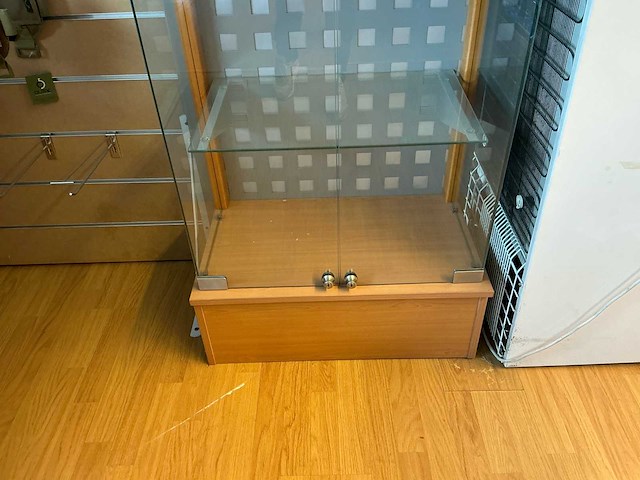 Lot van vitrine kasten winkel meubilair - afbeelding 7 van  11