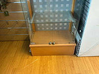 Lot van vitrine kasten winkel meubilair - afbeelding 7 van  11