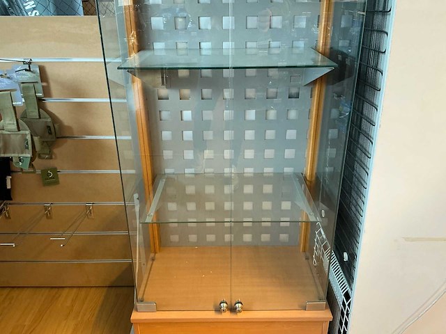 Lot van vitrine kasten winkel meubilair - afbeelding 8 van  11
