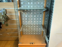 Lot van vitrine kasten winkel meubilair - afbeelding 8 van  11