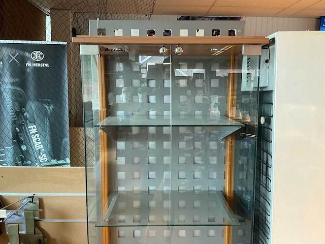 Lot van vitrine kasten winkel meubilair - afbeelding 10 van  11