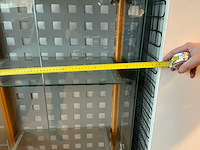 Lot van vitrine kasten winkel meubilair - afbeelding 11 van  11