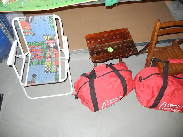 Lot varia ( mini stoelen en coca cola tassen) - afbeelding 1 van  3