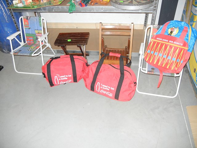 Lot varia ( mini stoelen en coca cola tassen) - afbeelding 3 van  3