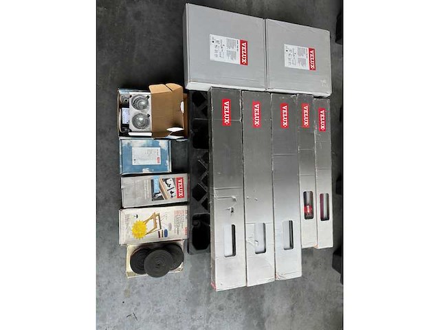 Lot velux zonwering, motoren, enz... - window - afbeelding 1 van  7