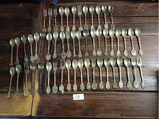 Lot vergulde en enkele verzilverde lepels en vorkjes - afbeelding 1 van  1