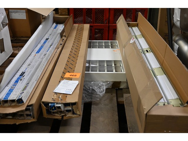Lot verlichtingsarmaturen en buislampen - afbeelding 1 van  2