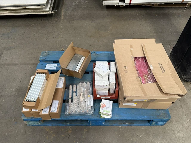 Lot verlichtingstoebehoren ong 25 dozen - afbeelding 1 van  9