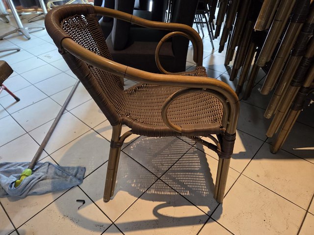 Lot vierkante terrastafels en stoelen - afbeelding 2 van  11